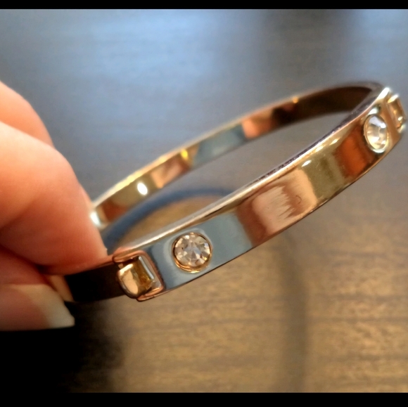 STUNNING VINTAGE ESTATE SIGNED ANN TAYLOR GOLD TONE HINGED 6.5" BRACELET - Picture 1 of 3